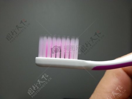 一个粉色的牙刷
