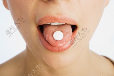 女人舌头上的药片图片