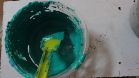 实拍绿色油漆桶视频