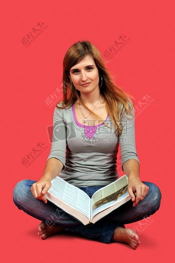 年轻的女人坐在一起的百科全书