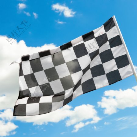 蓝天下的赛车旗帜图片