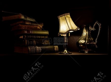 黑暗中台灯旁的书籍