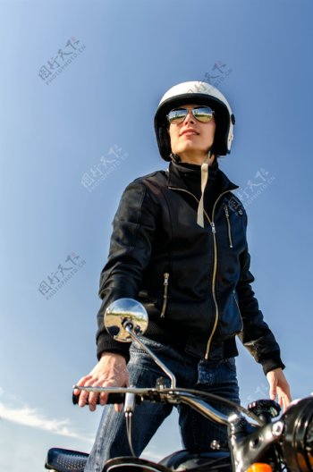 摩托车上站起来的男人图片