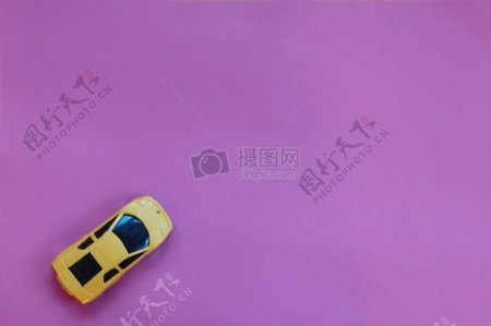 粉色背景下的黄色汽车模型
