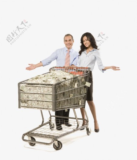 一对夫妻推着装满钞票的购物车图片