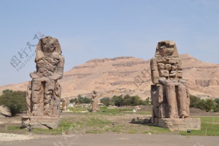 埃及曼农巨像图片