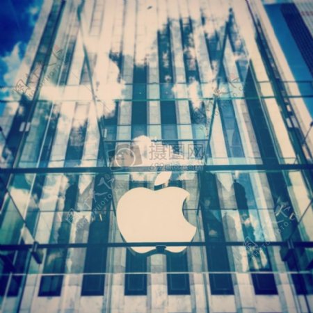 透明的玻璃苹果大厦Uncer被覆盖的蓝天