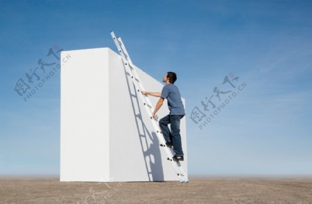 爬梯子的男人图片图片