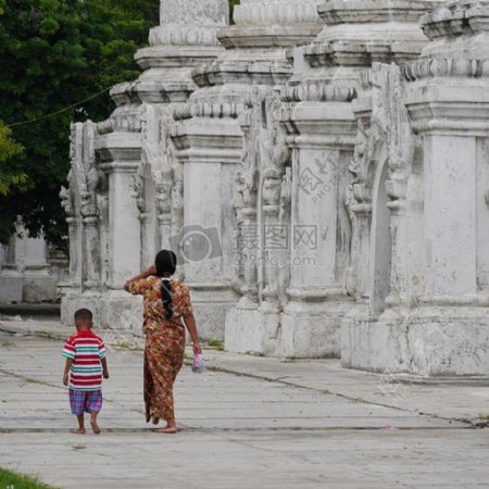 母亲和儿子在寺庙
