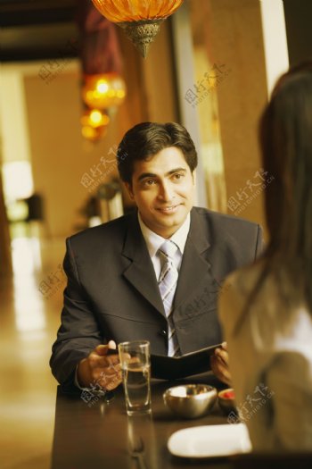 酒店约会的商务人士图片
