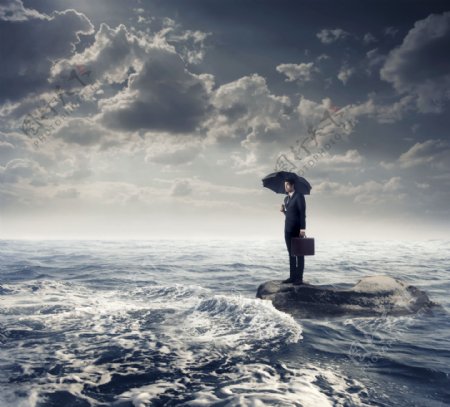 大海中打伞的男人图片