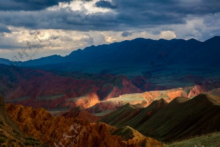 新疆努尔加大峡谷雨后风景