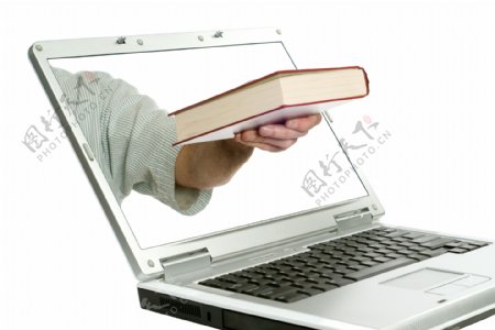 笔记本电脑伸出拿着书的手图片