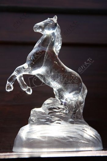 透明的小马雕像
