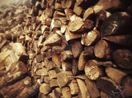 堆积在一起的木材