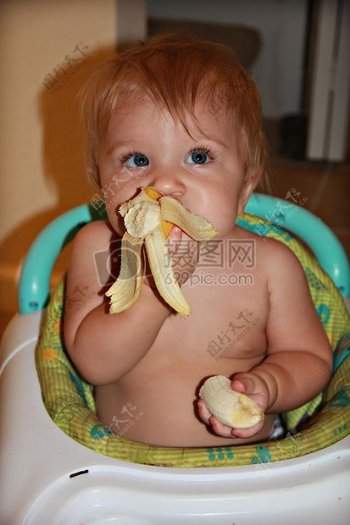 吃香蕉的小孩