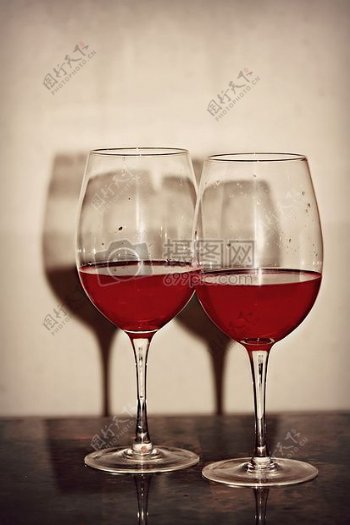 玻璃杯里的葡萄酒