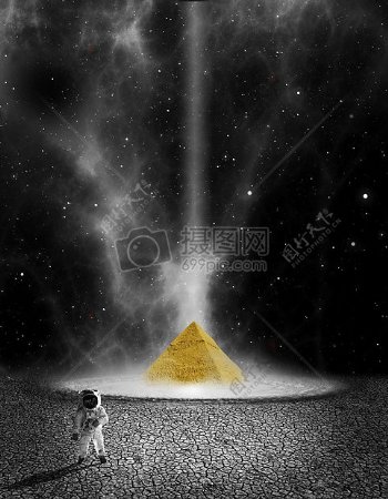 宇航员站在后面埃及金字塔可选颜色摄影