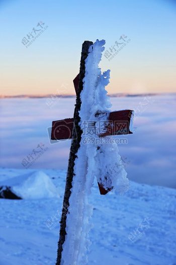 雪地里的十字架
