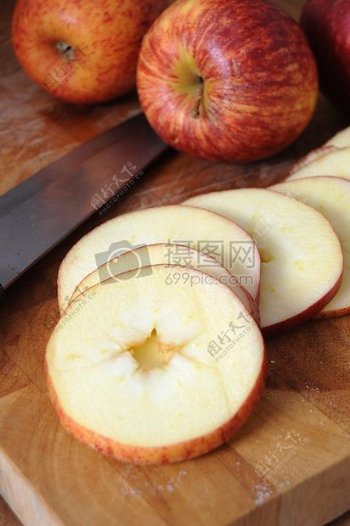 新鲜成熟的苹果切片