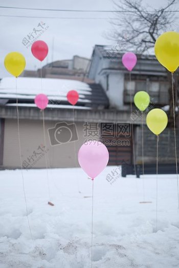 粉红色的气球一扔家附近