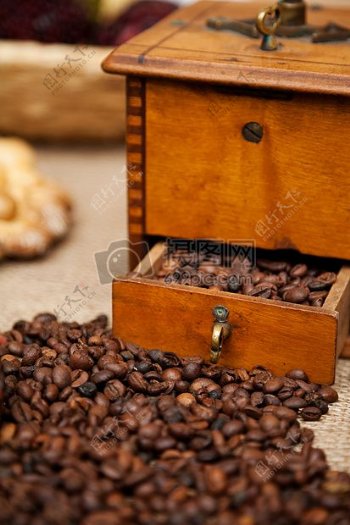 木质抽屉里的咖啡豆