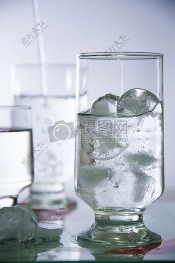 玻璃杯中的冰水