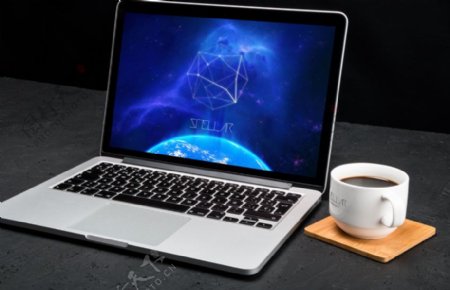 电脑和咖啡