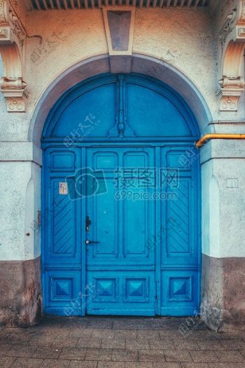 蓝色墙壁老门