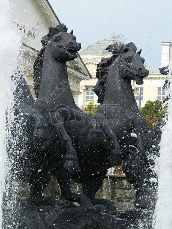 立在喷泉中的两匹马