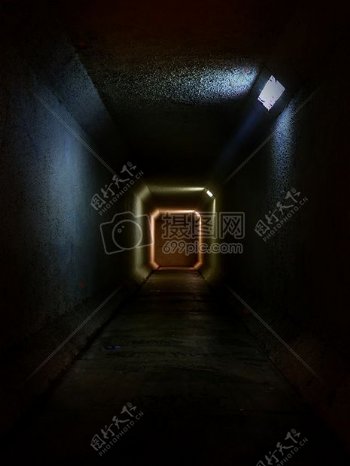 深邃的地下隧道