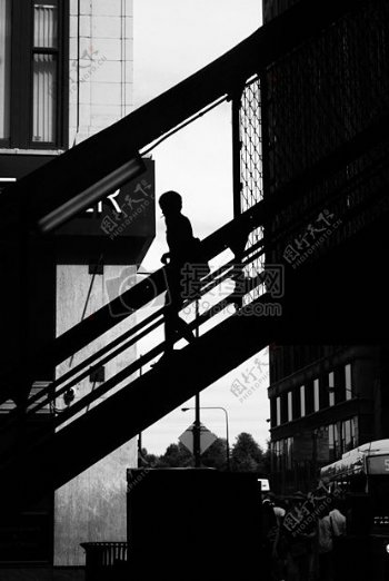 黑与白城市道路建筑物女孩楼梯
