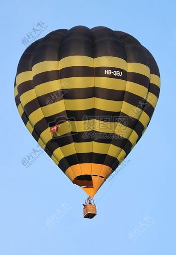 天上漂浮的热气球
