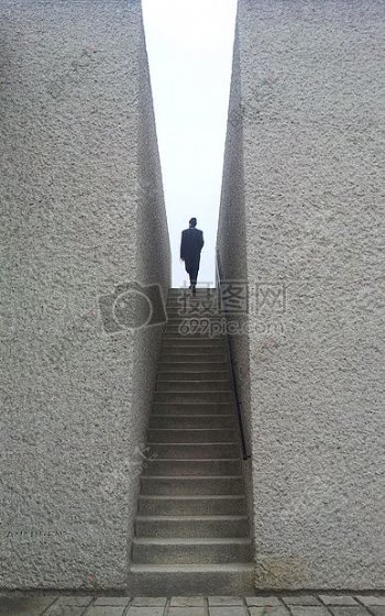 人在楼梯