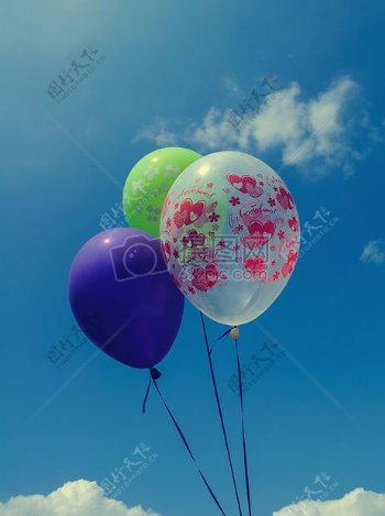 在空气中五颜六色的气球