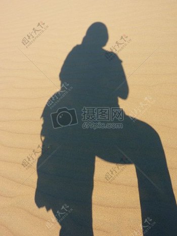 在沙滩上的人的影子