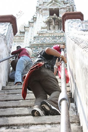 人在楼梯上到寺庙