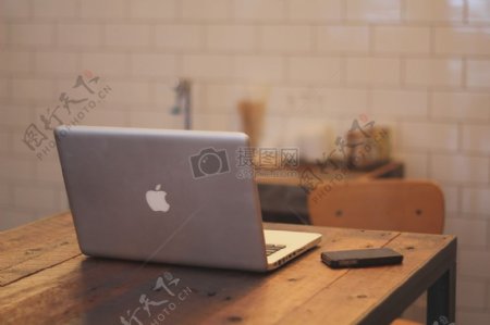 苹果牌的笔记本电脑