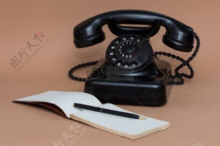 古老的黑色电话