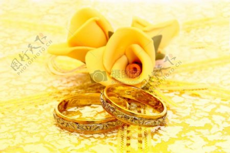 黄色花朵和戒指