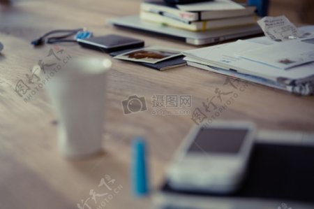 木桌上的书本和手机