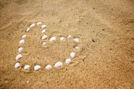沙滩上的贝壳心形图案