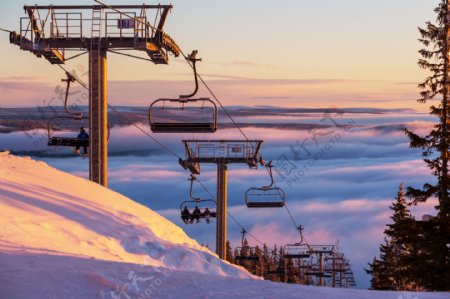 滑雪场云海风景图片