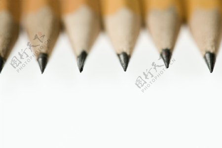 一排削好铅笔学习工具图片