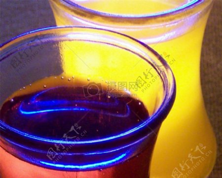 装满彩色液体的杯子