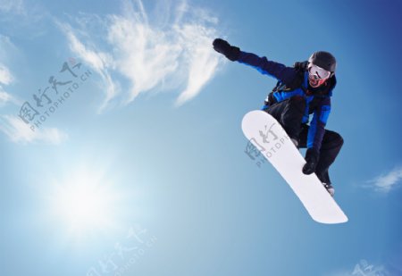 空中的滑板运动员图片