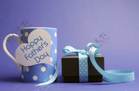 蓝色咖啡杯与礼物图片