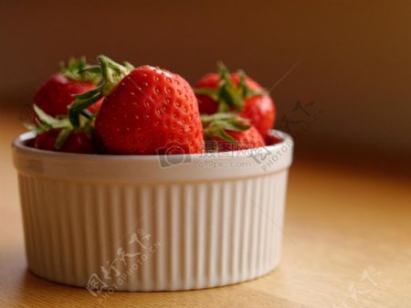 白色碗里的草莓
