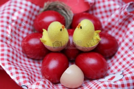 复活节的红色鸡蛋