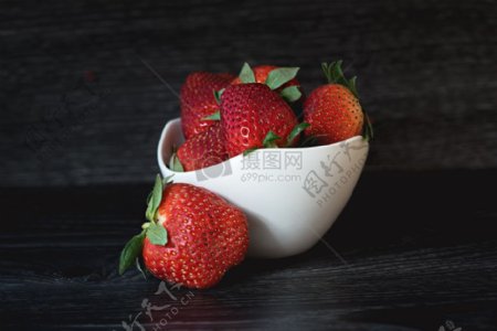 一罐鲜红的草莓